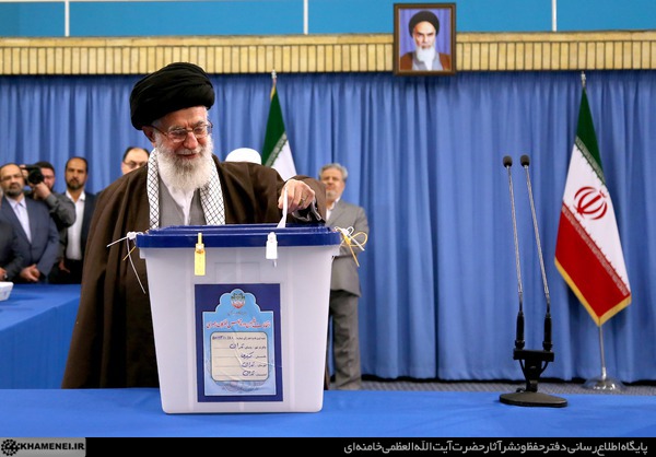 عکس جالب رهبر پای صندوق رای جمعه 28 خرداد 1400
